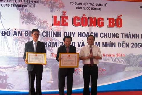 Chairman of the provincial People's Committee Nguyen Van Cao granted certificates of merit to Korean units (Photo: VNA)